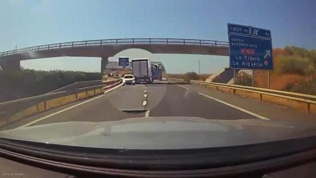 Una mujer conduce 8 kilómetros en sentido contrario en la autovía de Huelva hacia Ayamonte.