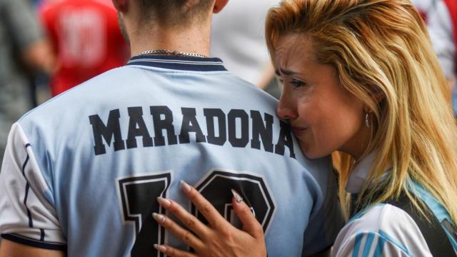 Aficionados argentinos lloran la muerte de Diego Armando Maradona en noviembre de 2020