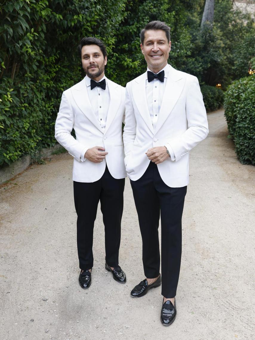 El matrimonio en la puerta del castillo recibe la prensa.