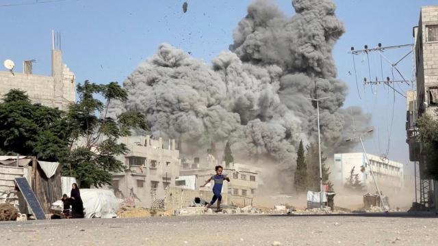 Una niña huye del lugar tras los ataques israelíes contra una escuela que alberga a personas desplazadas en el campo de refugiados de Bureij, en el centro de la Franja de Gaza , el 17 de julio de 2025