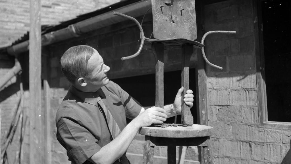 Joan Miró en la Fonería Gimeno, 1944-1945. Foto: © Fondo Joaquim Gomis, depósito en el Archivo Nacional de Cataluña. © Herederos de Joaquim Gomis. Fundació Joan Miró
