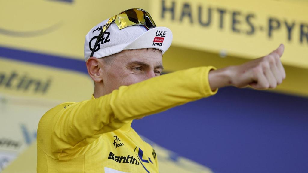 Tadej Pogačar celebra su victoria en la 13ª etapa del Tour de Francia.