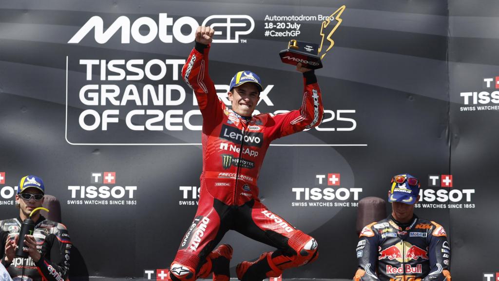 Marc Márquez, en el podio de Brno, celebra su victoria en el Gran Premio de Chequia.