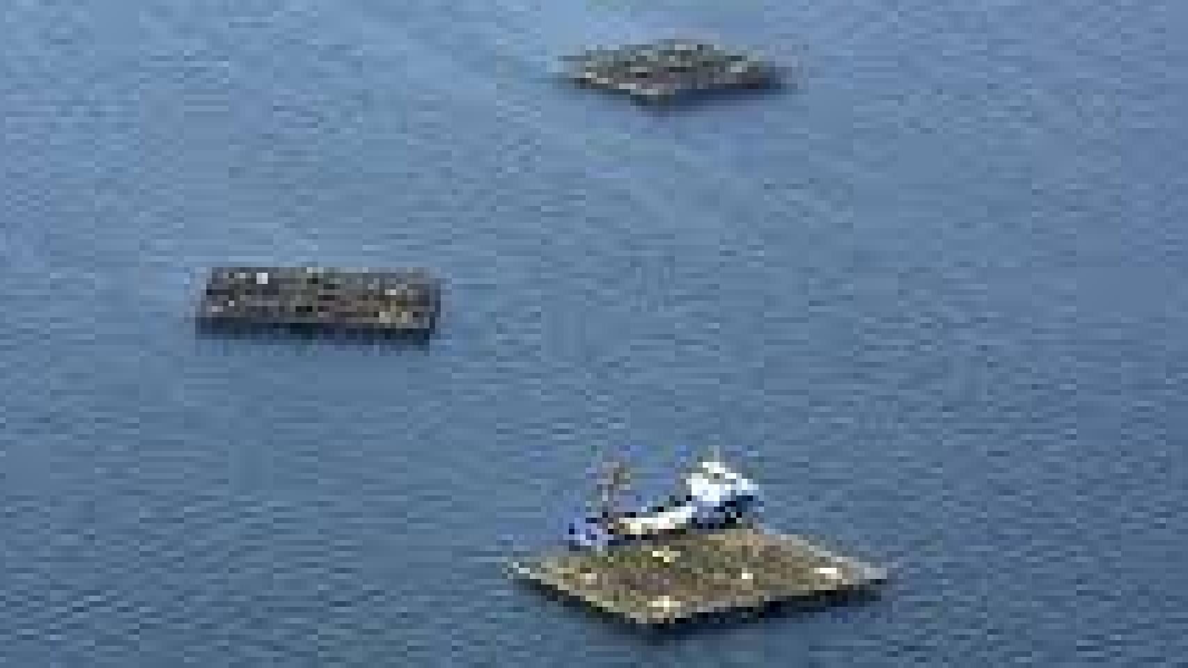 Rescatadas dos personas en Boiro (A Coruña) tras naufragar su velero y refugiarse en una batea
