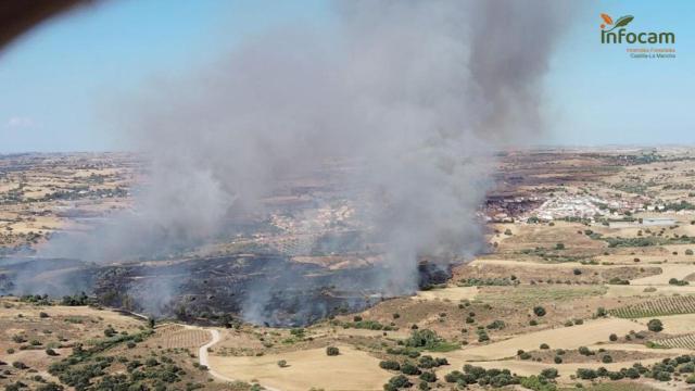 El fuego en La Torre de Esteban Hambrán ha provocado evacuaciones en una urbanización y el confinamiento generalizado de la población.