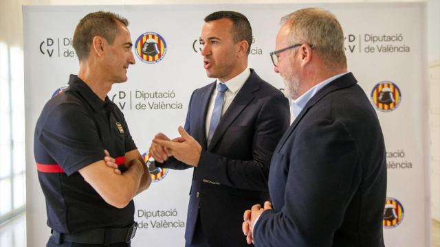 El presidente de la Diputación, Vicent Mompó, junto al diputado de bomberos, Avelino Mascarell. Raquel Abulaila