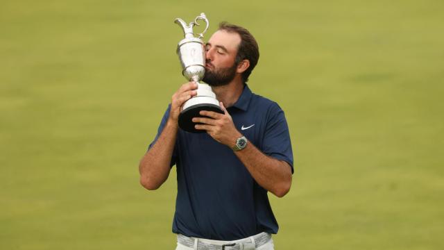 Scottie Scheffler celebra con la Claret Jug tras ganar The Open 2025 en Royal Portrush