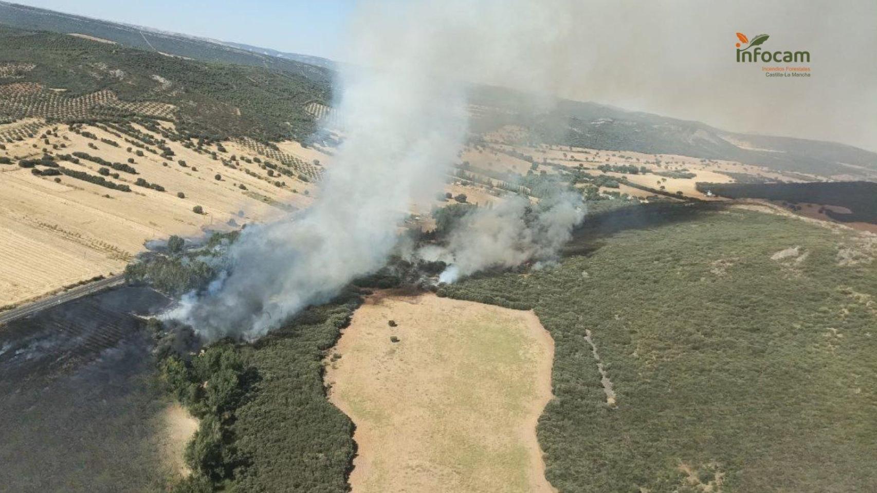 Medios aéreos y terrestres trabajan en la extinción de un incendio de Nivel 1 en Piedrabuena (Ciudad Real)