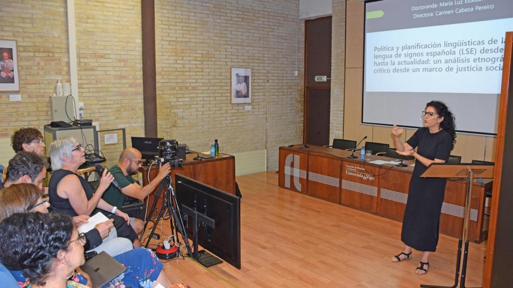 Imagen de María Luz Esteban Saiz defendiendo su tesis con lenguaje de signos.