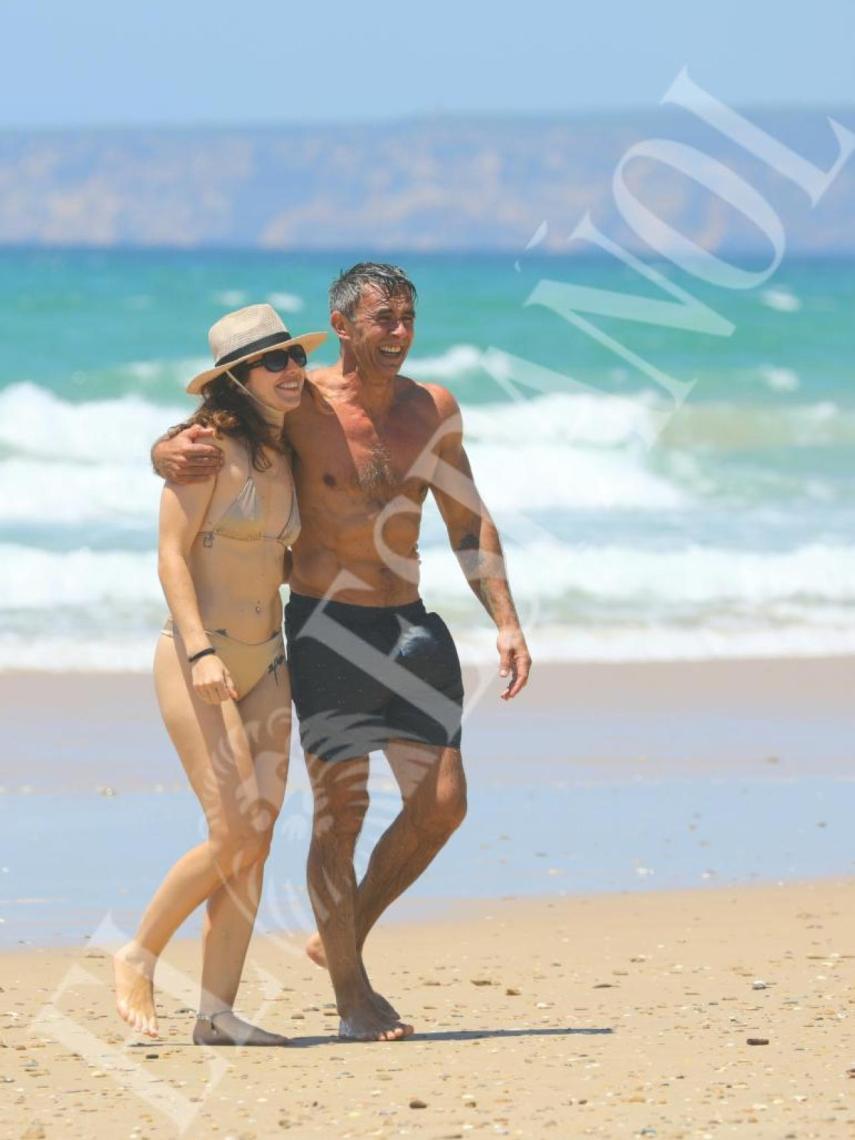 Alonso Caparrós con su hija Claudia en Zahara de Los Atess.