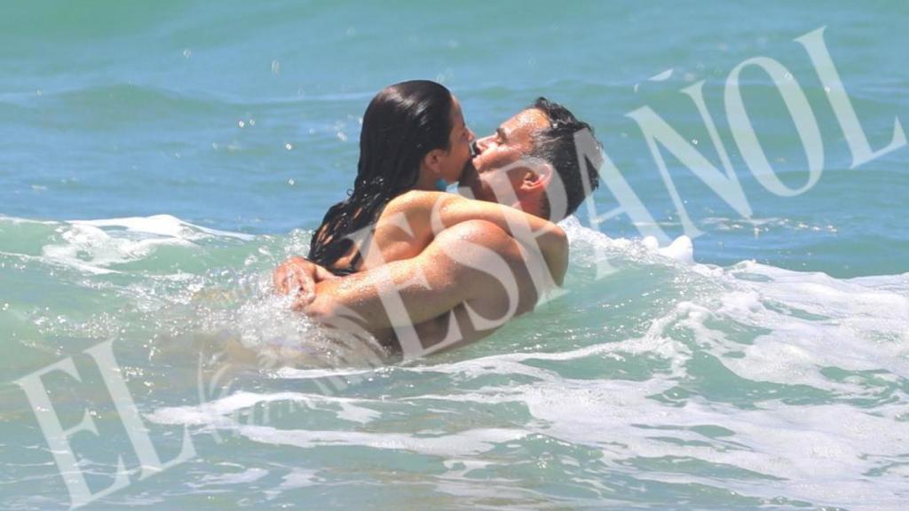 Alonso y su esposa besándose en el mar.