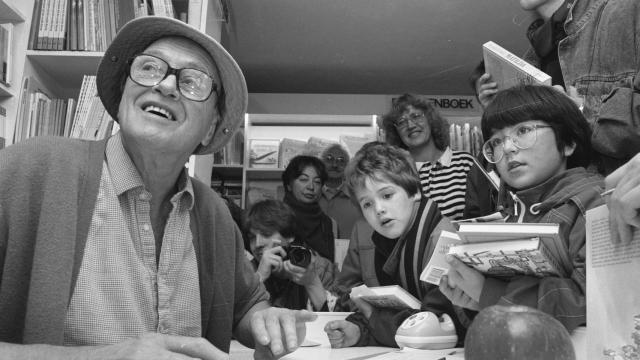 Roald Dahl en una firma de libros en Amsterdam,1988. Foto: Wikimedia Commons.
