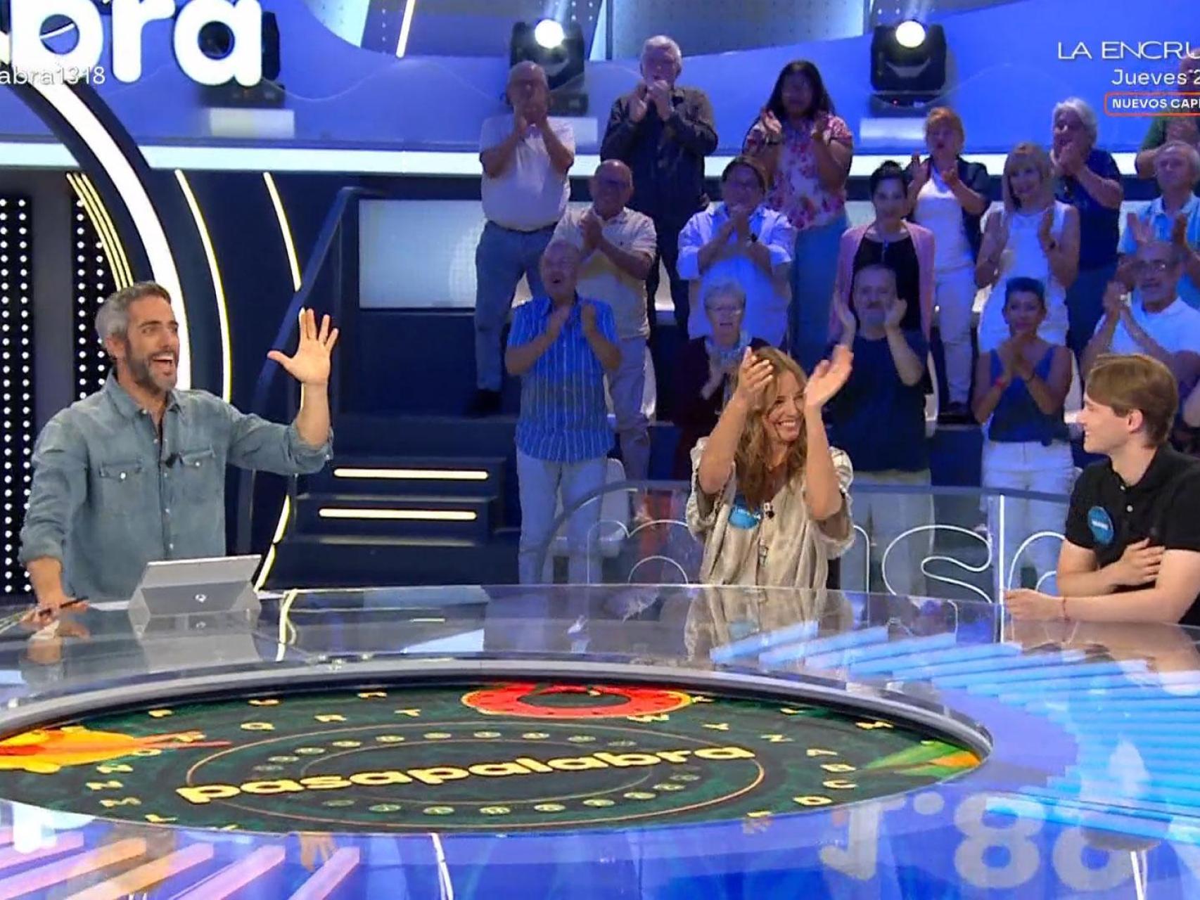El público se pone de pie para celebrar los 300 programas de Manu Pascual  en 'Pasapalabra': “El mejor año de mi vida”