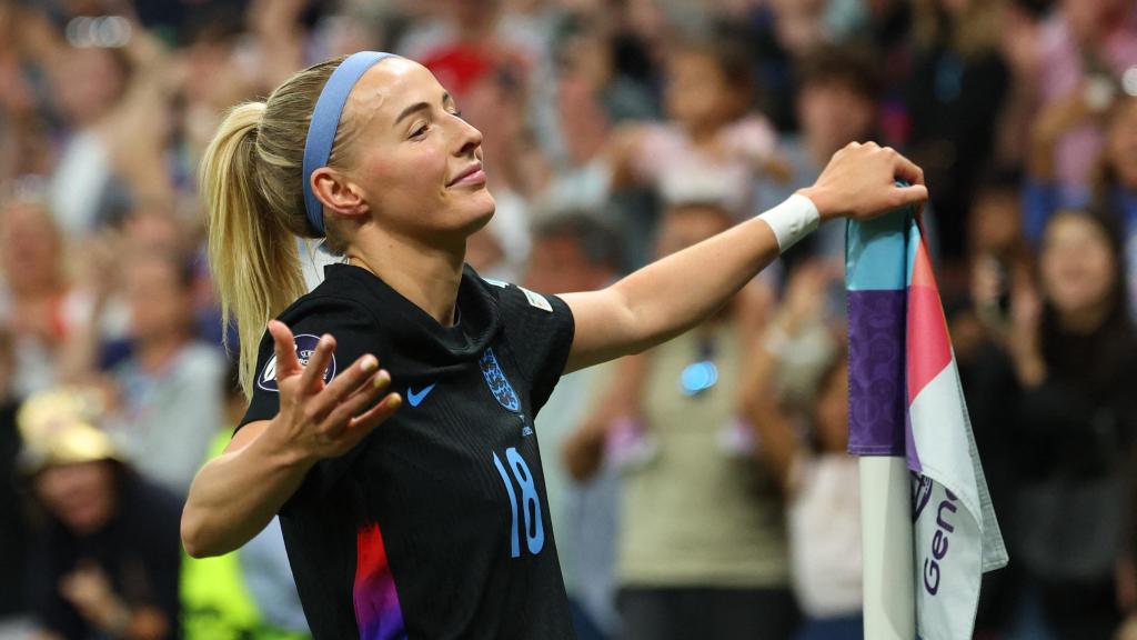Chloe Kelly celebrates the goal of victory for England.