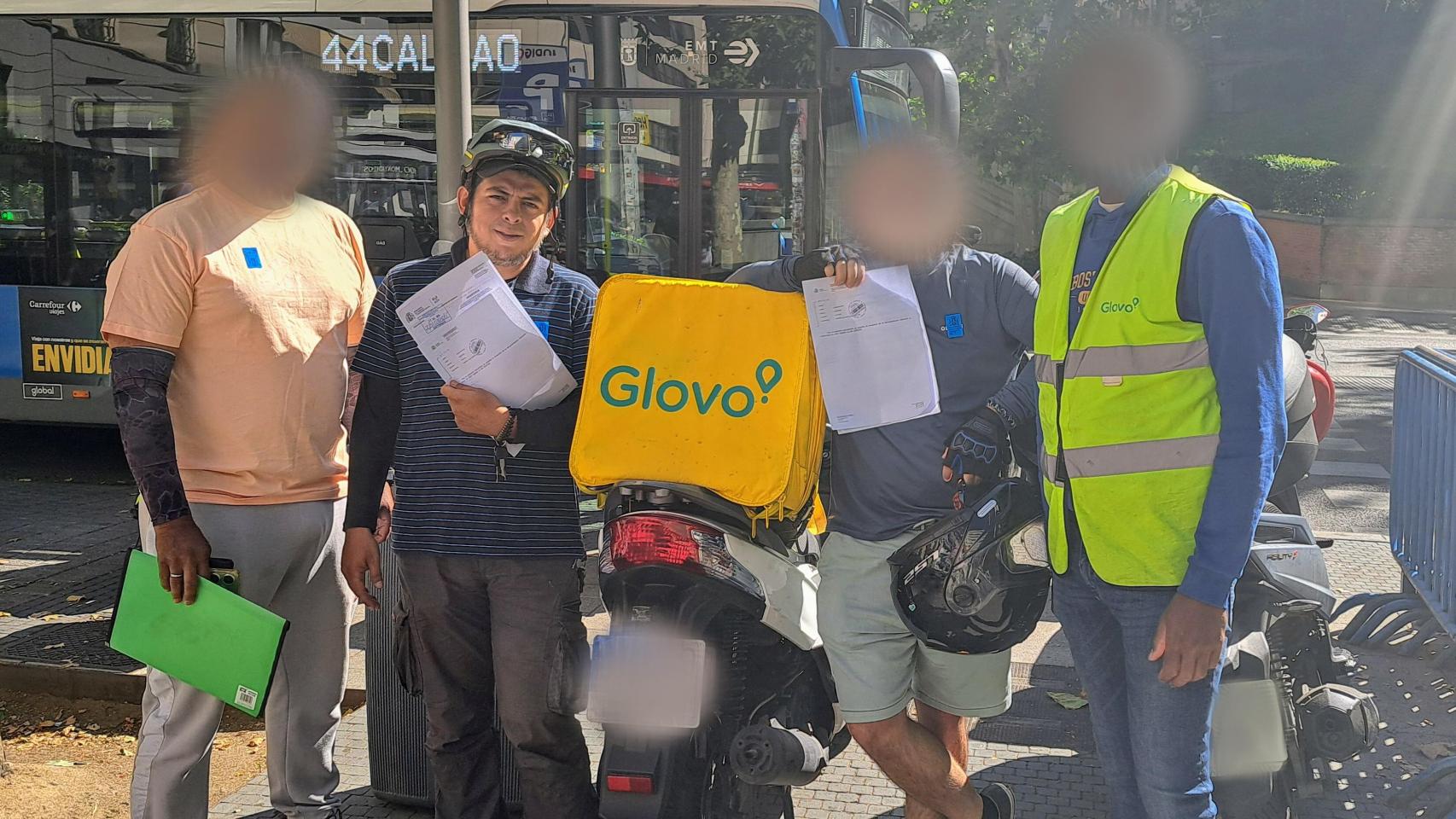 Gonzalo Medina junto a otros trabajadores de Glovo.