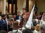 Podemos entrega un capirote del Ku Klux Klan al líder de Vox en Murcia: "Un regalo, para que vayan bien vestidos de cacería"