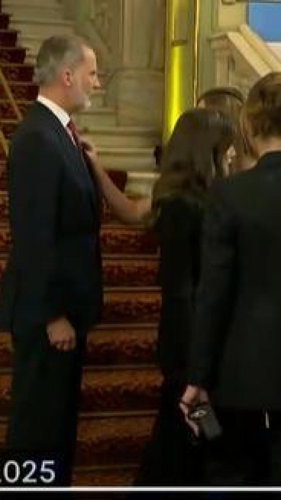 La Sofía Infanta colocando la corbata del rey Felipe VI.