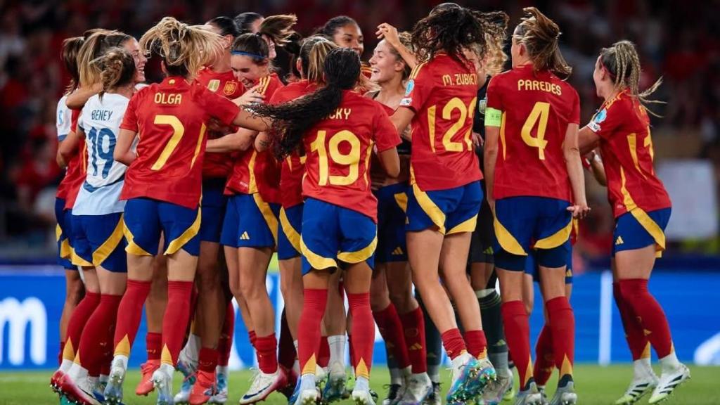 La Selección Española Femenina de Fútbol tras uno de los partidos de la Eurocopa 2025.