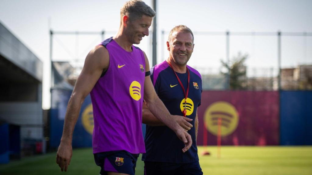 Robert Lewandowski, junto a Hansi Flick en un entrenamiento del FC Barcelona