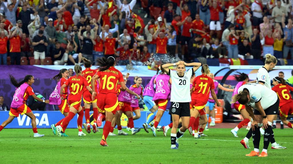 Las futbolistas de España celebran el pase a la final de la Eurocopa.