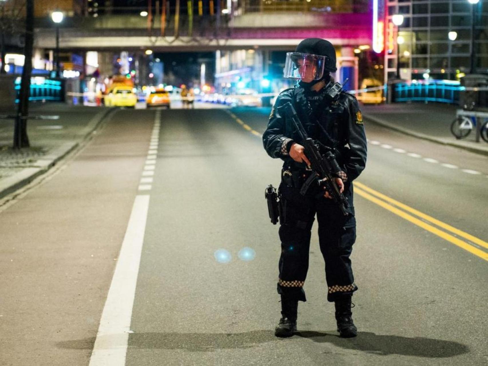 Policía en Oslo buscando explosivos.