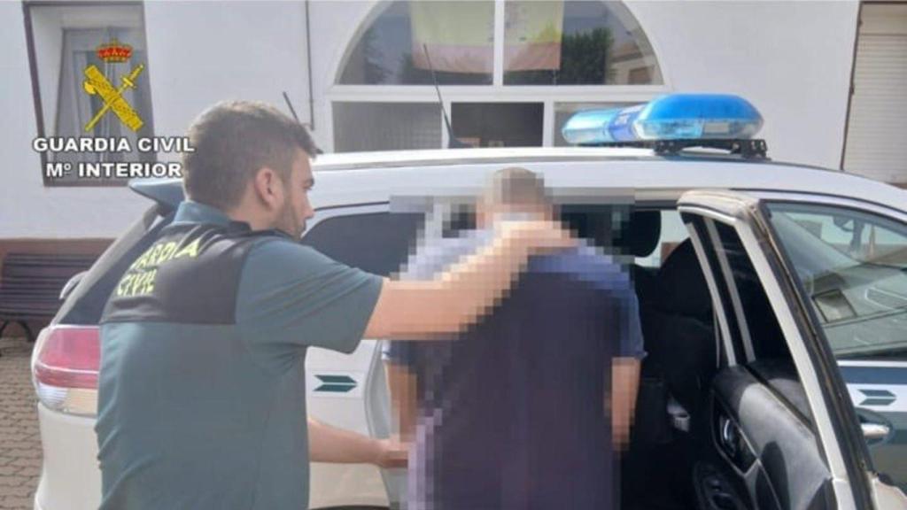 Detención de uno de los presuntos responsables. Foto: Guardia Civil.