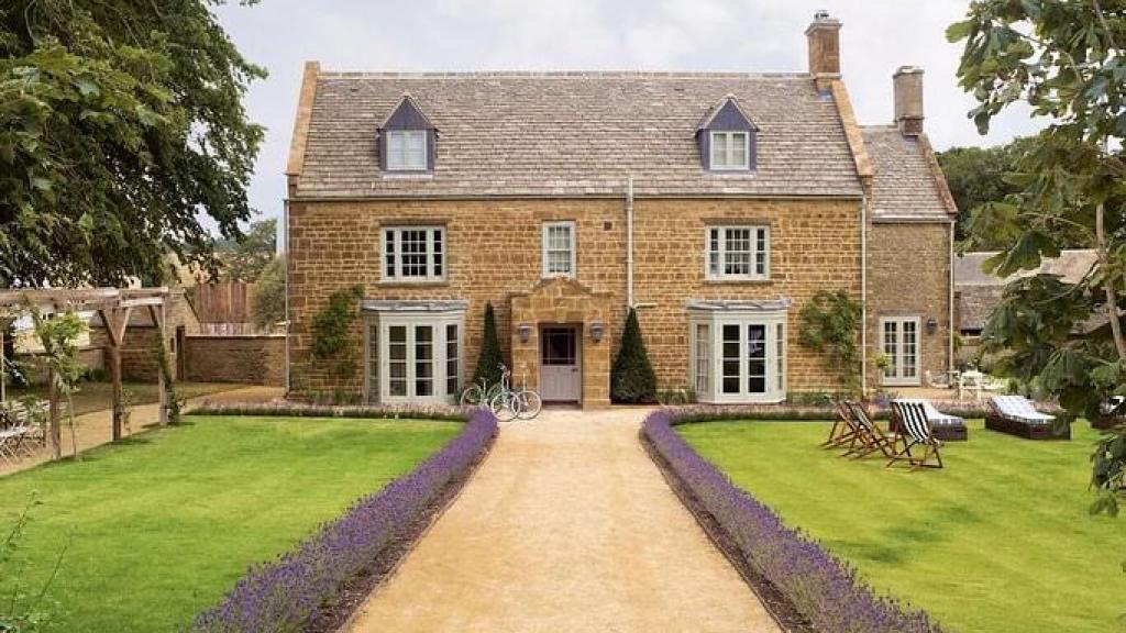 Ubicado al lado de los pueblos de Chipping Norton y Great Tew, Soho Farfouse se extiende en un campo verde y bucólico.
