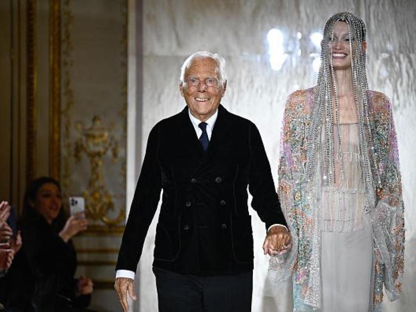 El diseñador con el modelo Agnes Zogla.