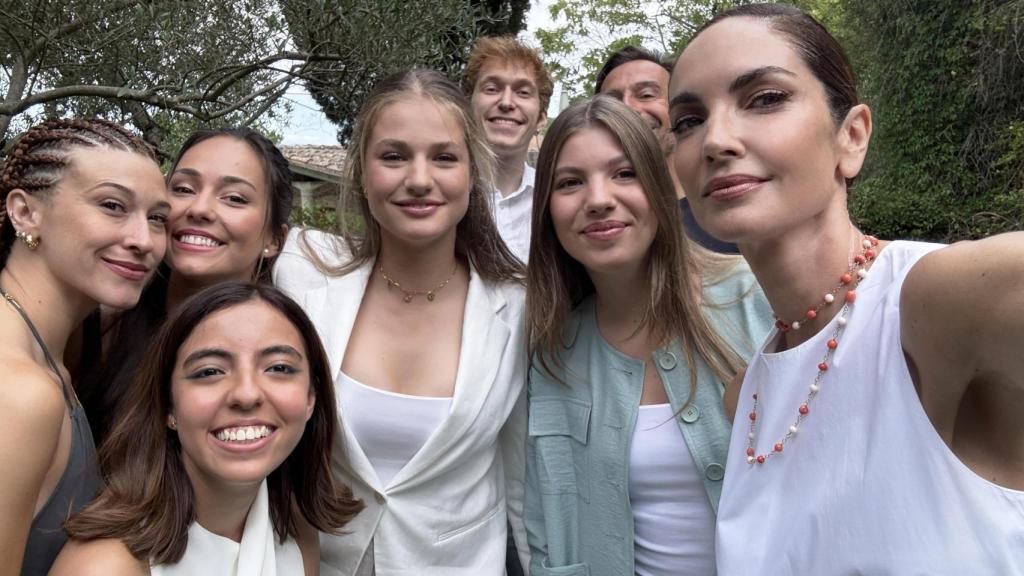 Eugenia Silva, en una 'selfie' con la princesa Leonor, Infanta Sofía y otros jóvenes, en una reunión celebrada en Girona.