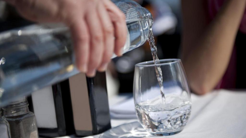 Una botella con agua filtrada.