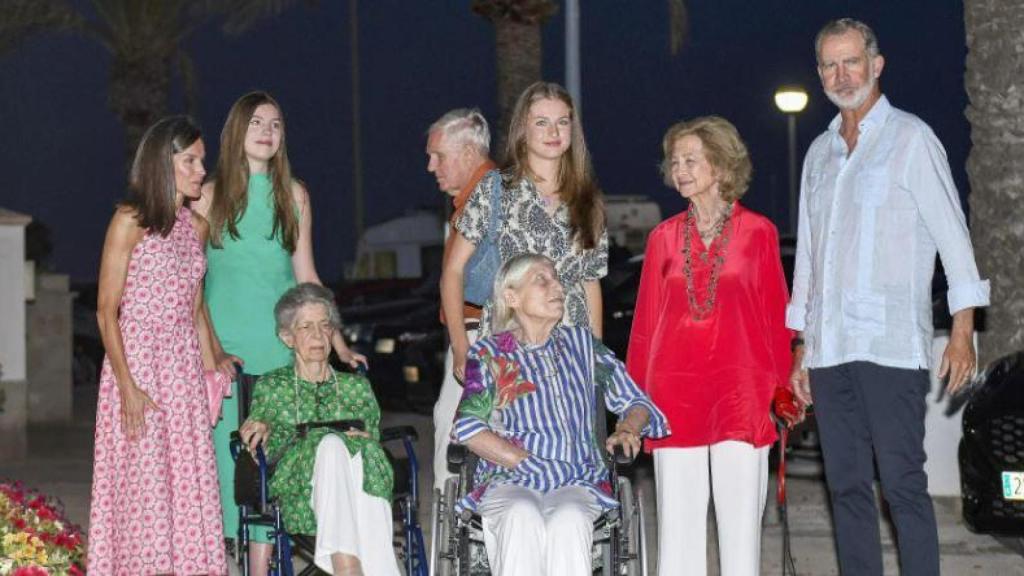 Elipe VI y Letizia con sus hijas, Leonor y Sofía, Emerita Sofía, su hermana, Irene y Tatiana Radziwill con su esposo.