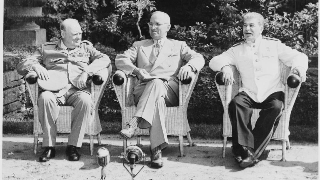 El primer ministro británico Winston Churchill, el presidente Harry S. Truman y el líder soviético Josef Stalin antes de reunirse para la Conferencia de Potsdam en Potsdam, Alemania. Foto: Wikipedia.