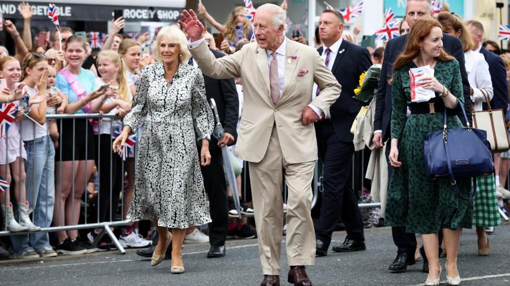 Rey Carlos III, acompañado por la reina Camila, en Suffolk.