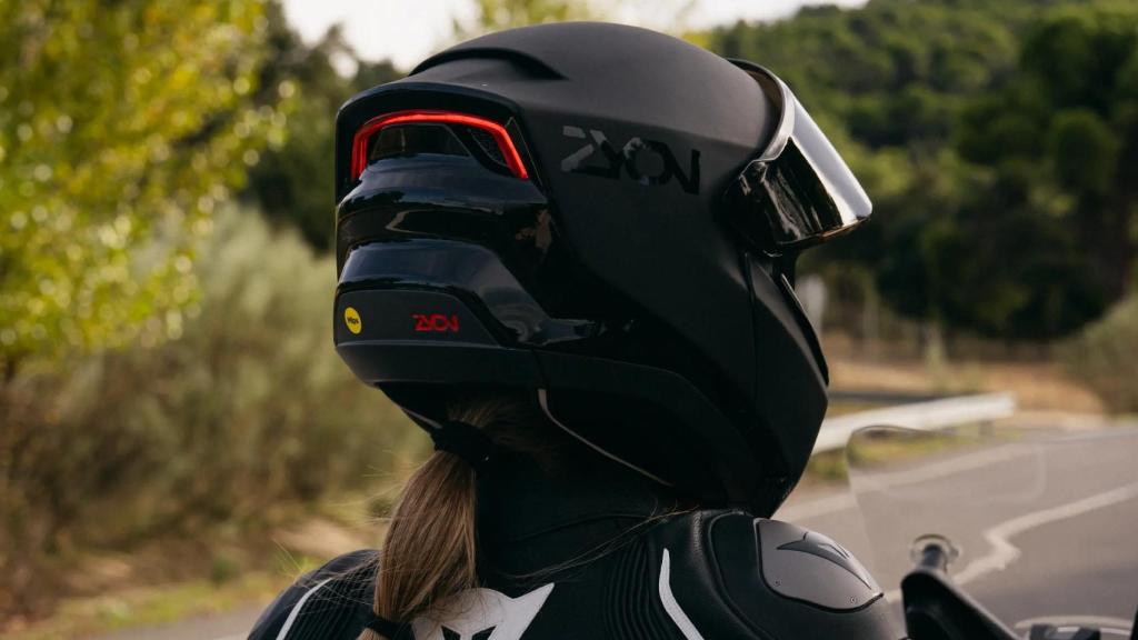 Una persona usando el casco Zyon.