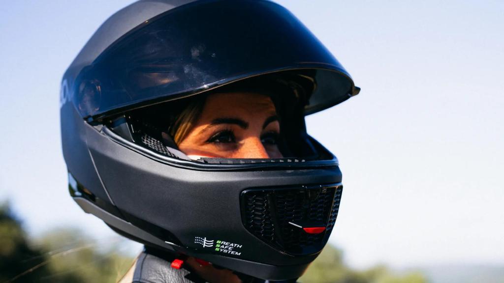 Una persona usando el casco Zyon.