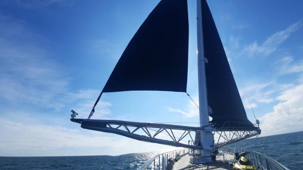 El mástil E-Mast de un yate.