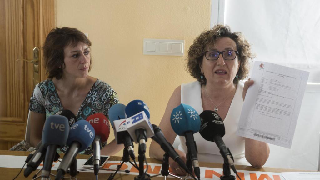 Paqui Granados junto a Juana Rivas.