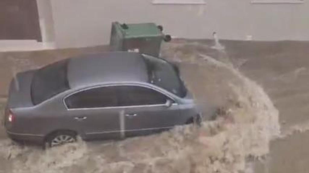 Imagen de un coche arrastrado por la fuerza del agua en Tarazona de la Mancha (Albacete).