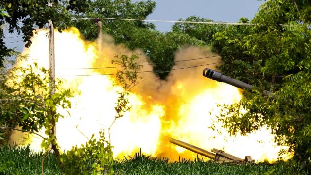 Una unidad móvil militar tailandesa dispara hacia el territorio de Camboya este viernes.