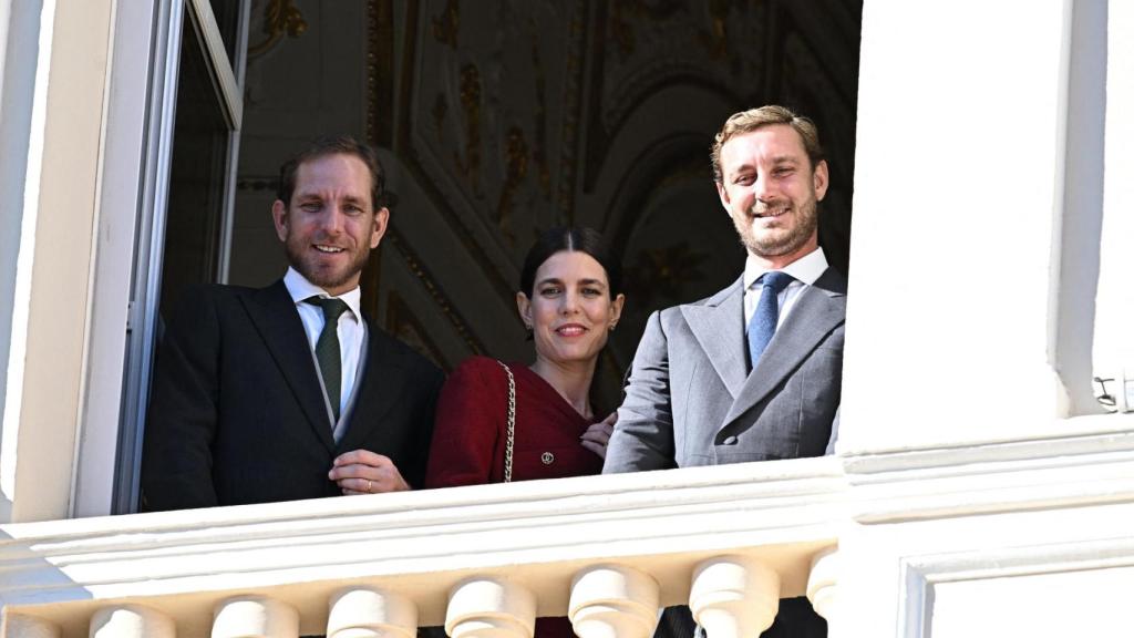 Pierre Casiraghi, con sus hermanos Andrea y Carlota, en las celebraciones del Día Nacional de Mónaco, en 2023.