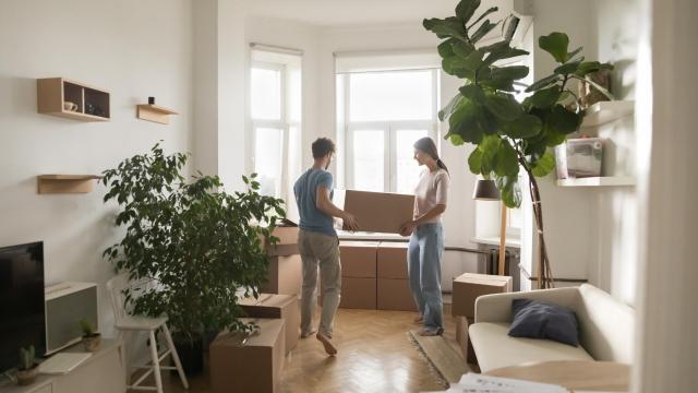 Dos jóvenes en una casa.