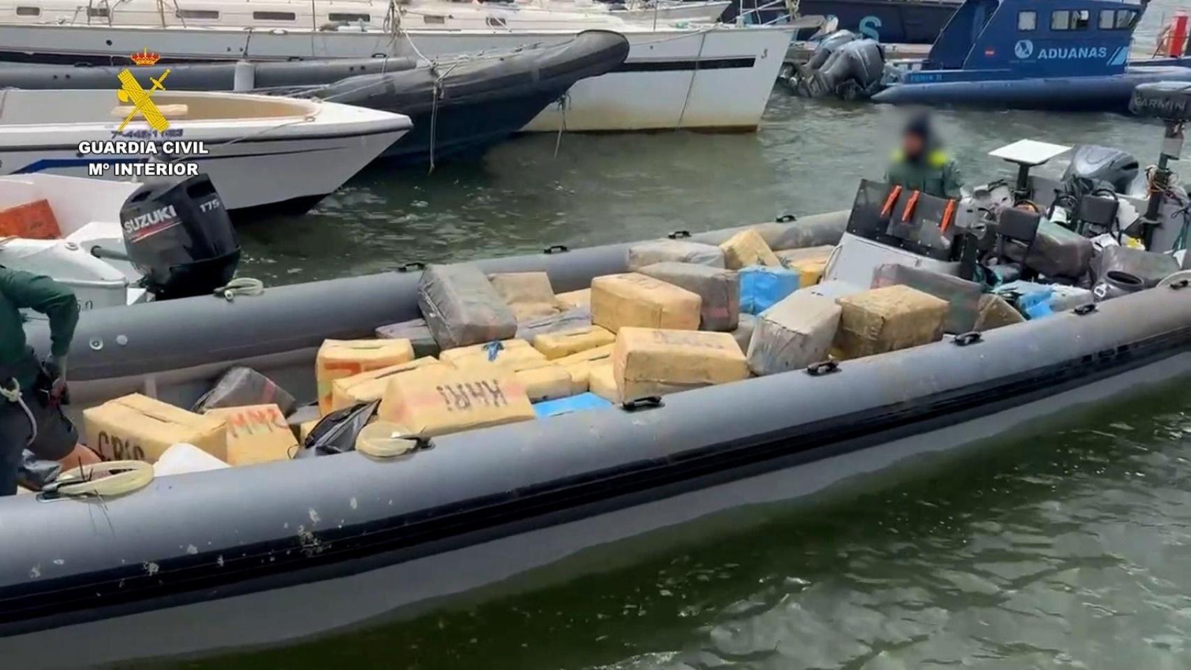 Embarcación intervenida con 121 fardos de hachís en el río Guadiana.