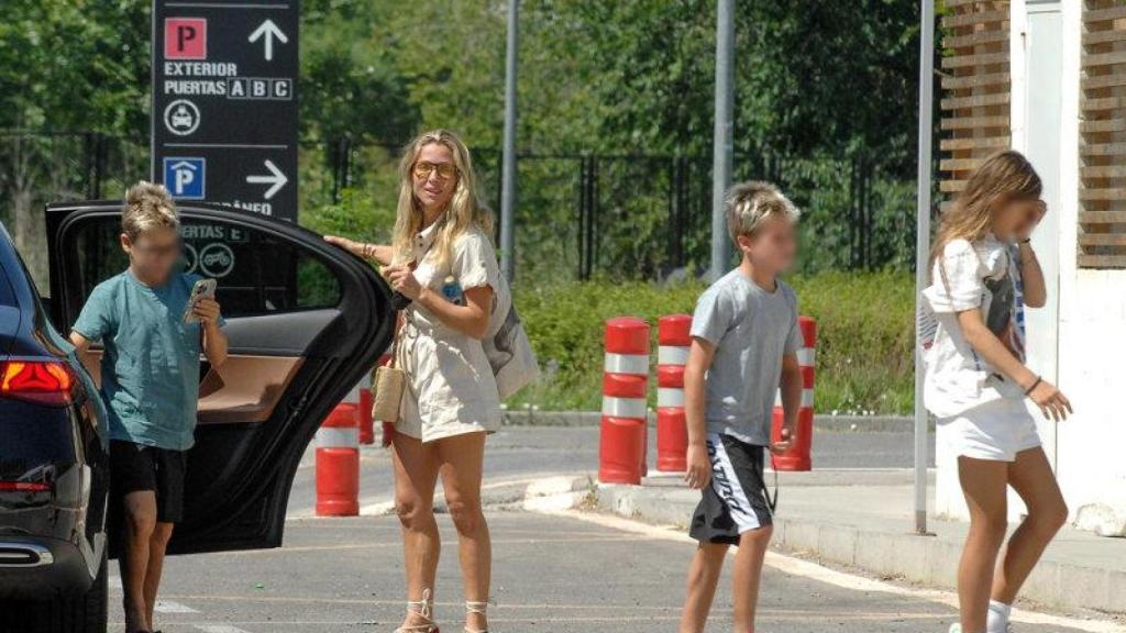 Elsa Pataky, con sus tres hijos en un parque acuático en Madrid.