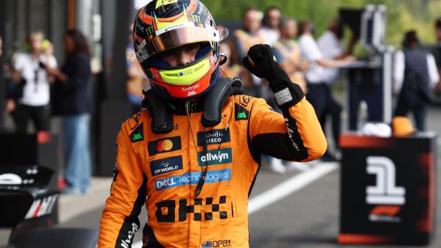 El piloto australiano de McLaren, Oscar Piastri, celebra su minipole.