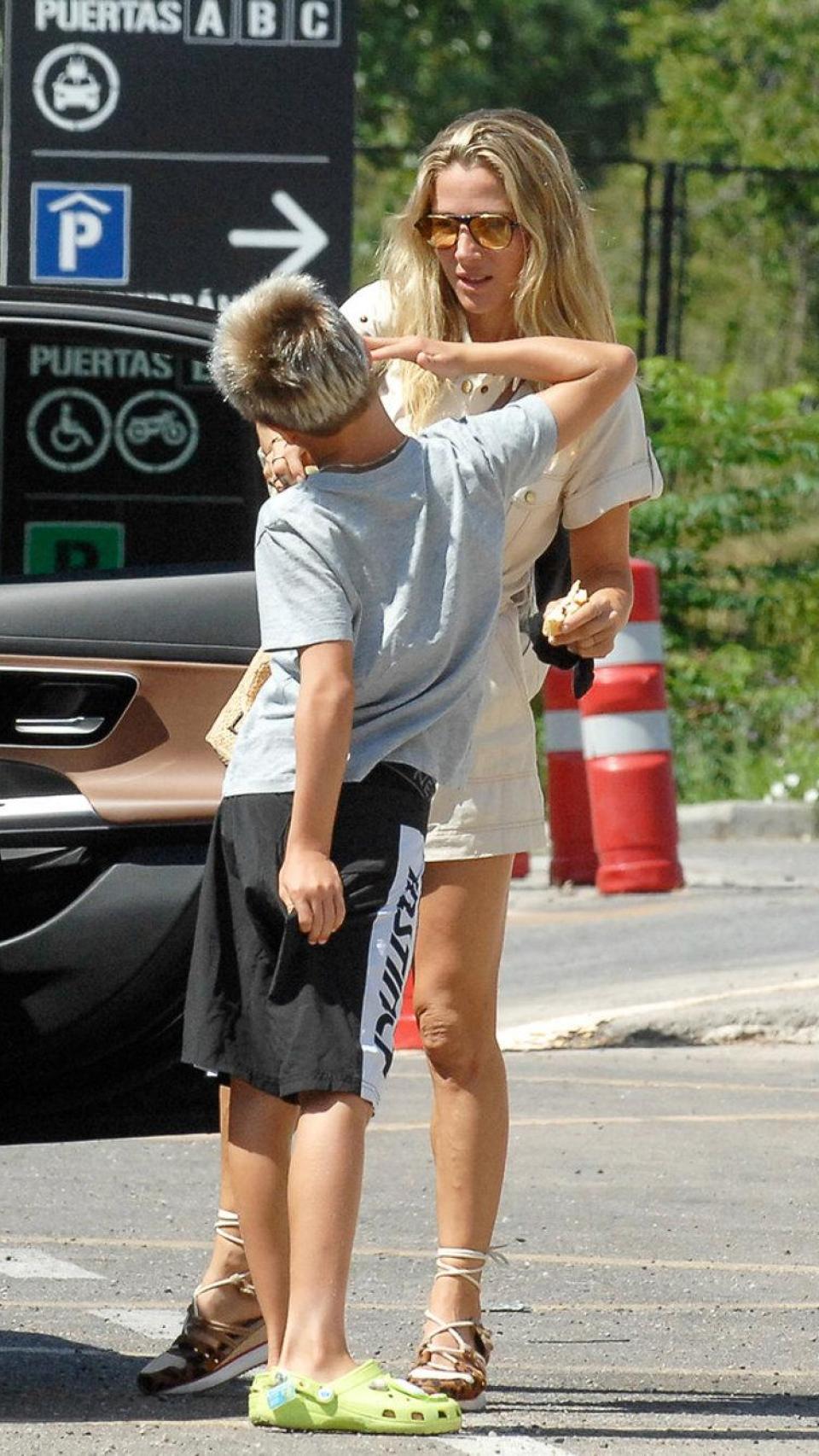 Elsa Pataky ha sido muy consciente de sus hijos mientras disfruta de la piscina de olas.