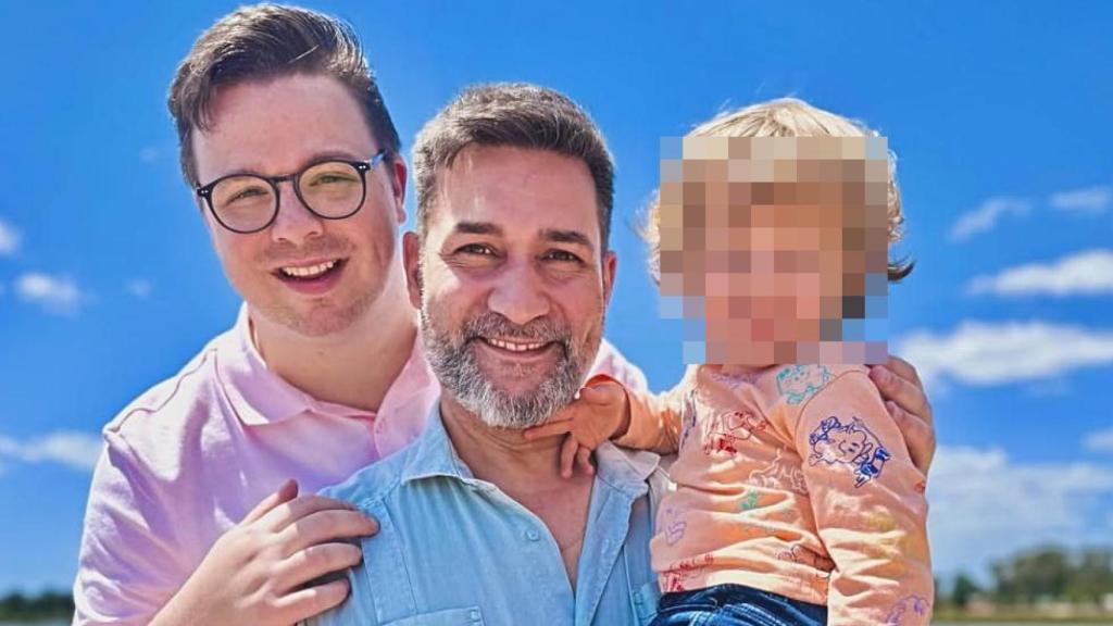 La pareja con su hijo Gabriel en una imagen de las redes sociales.