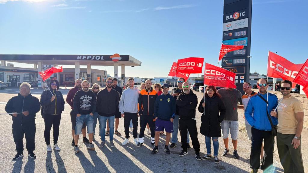 Los trabajadores de la gasolinera, en huelga.