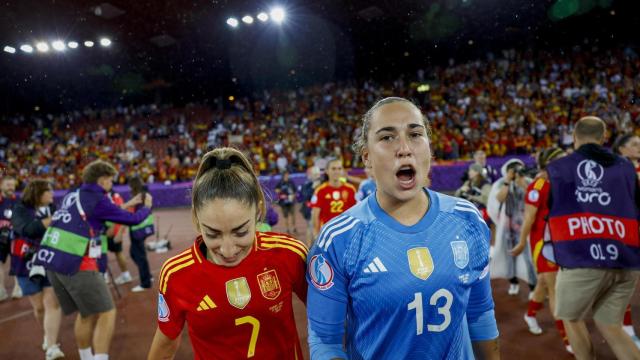 Olga Carmona y Cata Coll, celebrando el pase a la final de la Eurocopa femenina