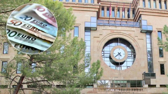 Billetes de euro y la fachada del Ayuntamiento de Albacete, el más endeudado de Castilla-La Mancha.