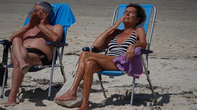 Dos personas en la playa de Samil, en Vigo.